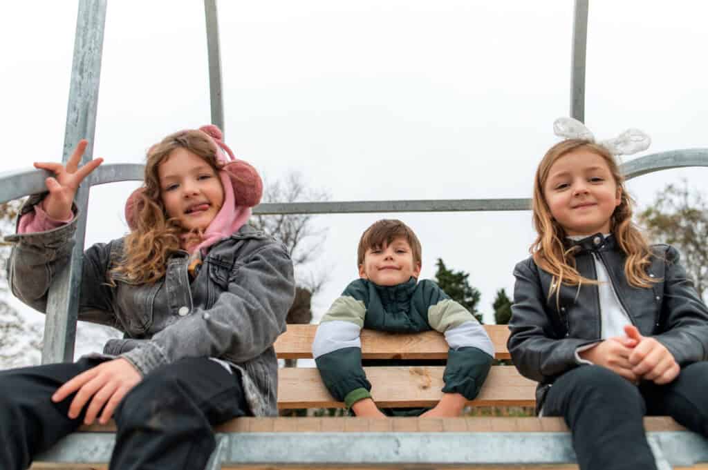 photo-of-children-sitting-on-bench-in-the-Netherlands-integrating-into-life-in-the-Netherlands