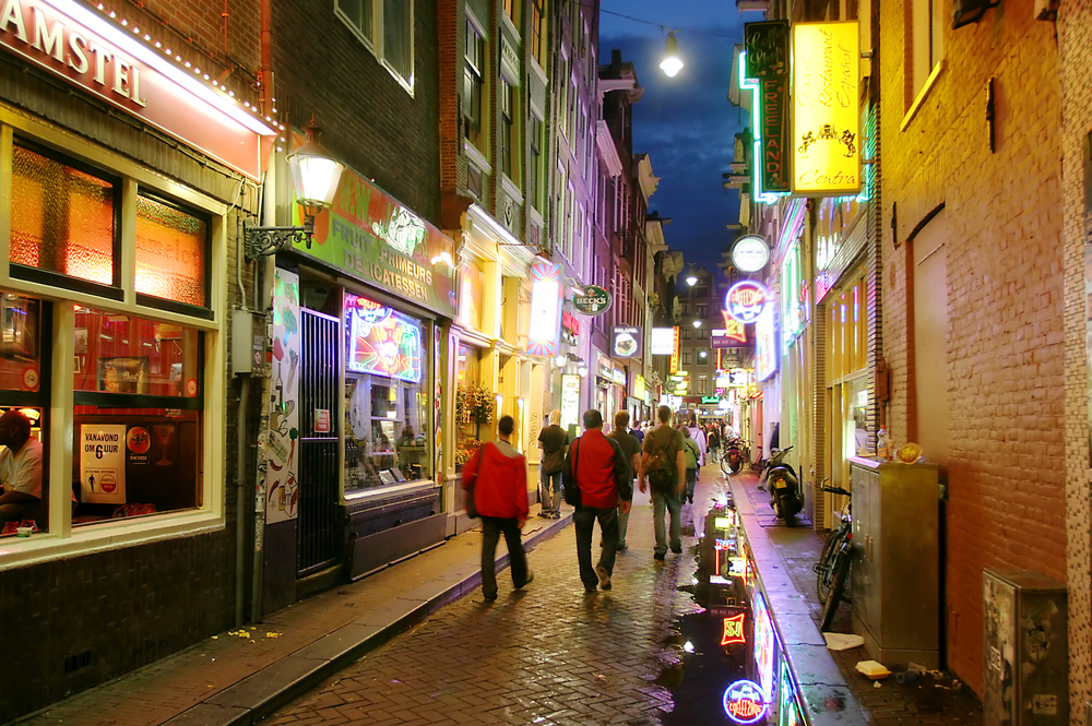 tourists-in-red-light-district-amsterdam-tourist-traps-netherlands