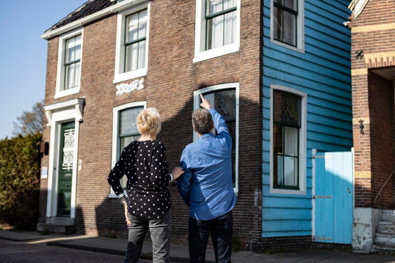 tourists-in-zaandam-looking-at-monet-blue-house-walking-in-historic-footsteps