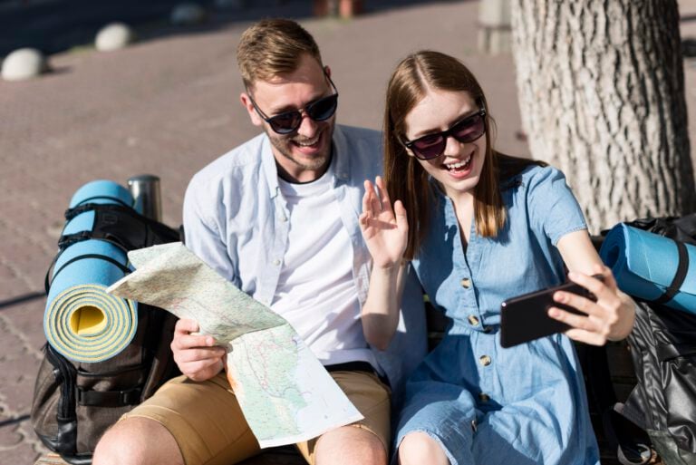 tourists-visiting-the-netherlands-facetiming-relatives-thanks-to-esim-in-their-mobile-phones