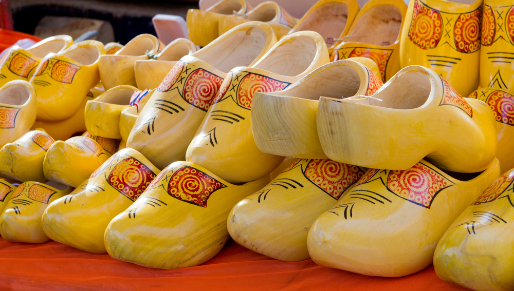 picture-of-many-Dutch-wooden-clogs-stacked