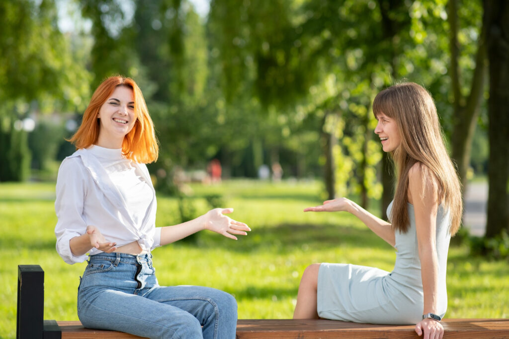 photo-of-two-girls-talking-dutch-and-english-in-park-confused