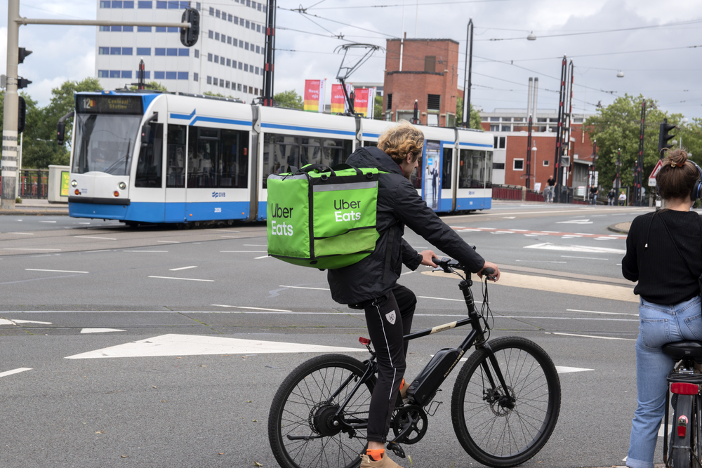photo-ubereats-deliveery-man-cycling-in-amsterdam