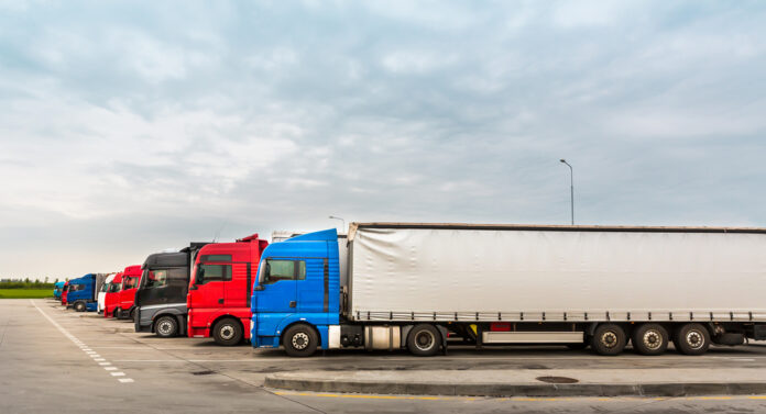 photo-transport-trucks-at-parking-lot