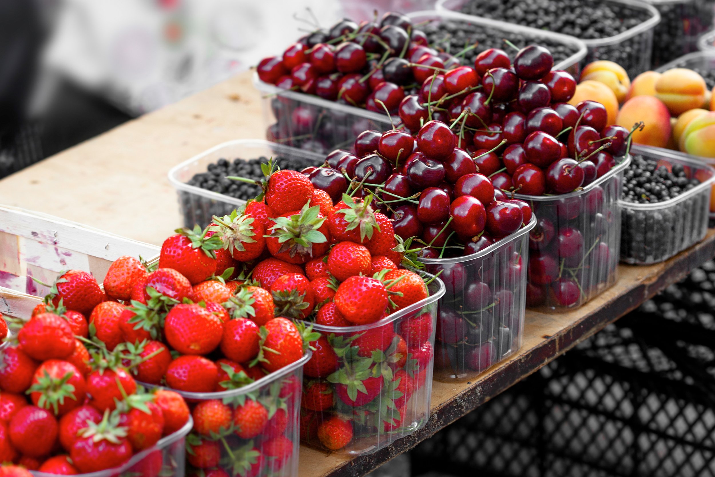 unsustainable-dutch-habit-fruit-in-plastic-at-dutch-market