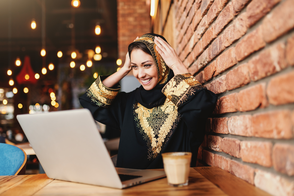 photo-young-woman-using-a-vpn-on-laptop-in-cafe-netherlands