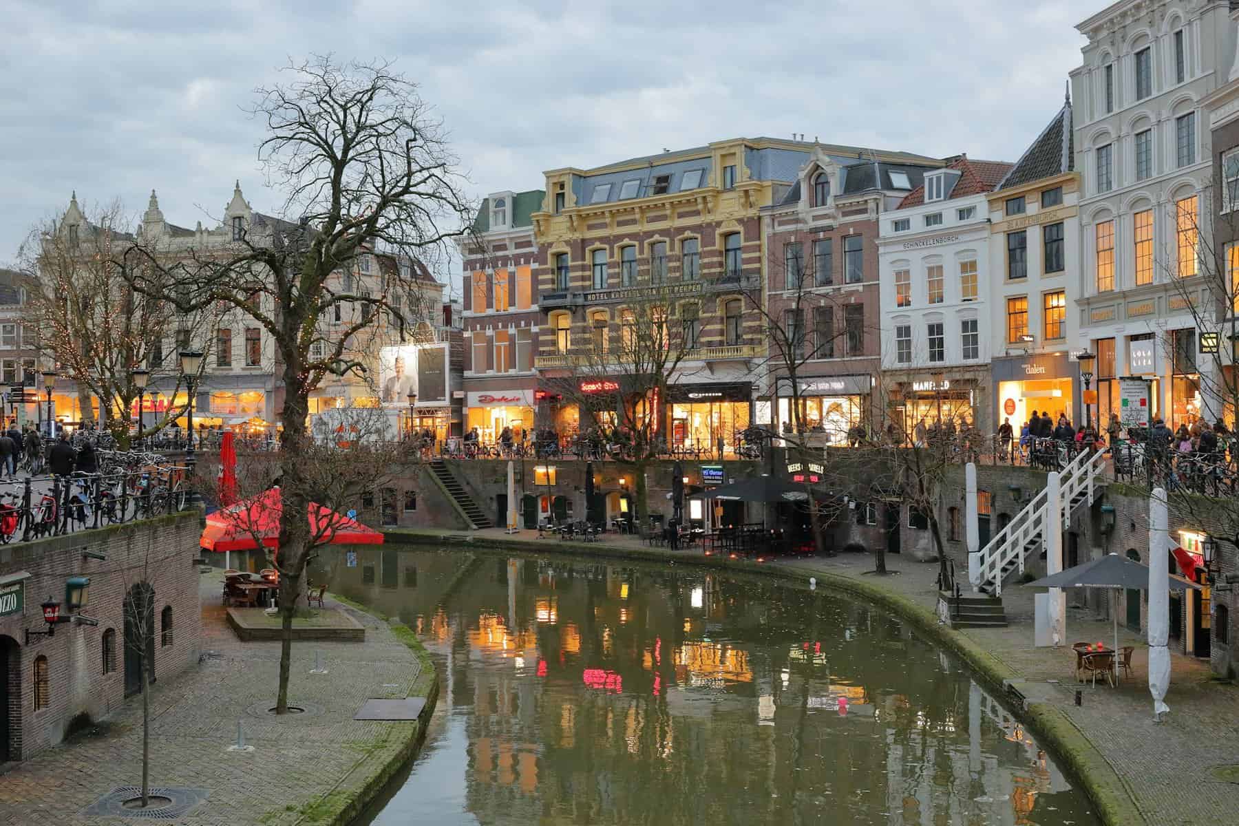 image-of-the-canals-in-utrecht-city-centre-eith-many-snackbars-and-eateries-around