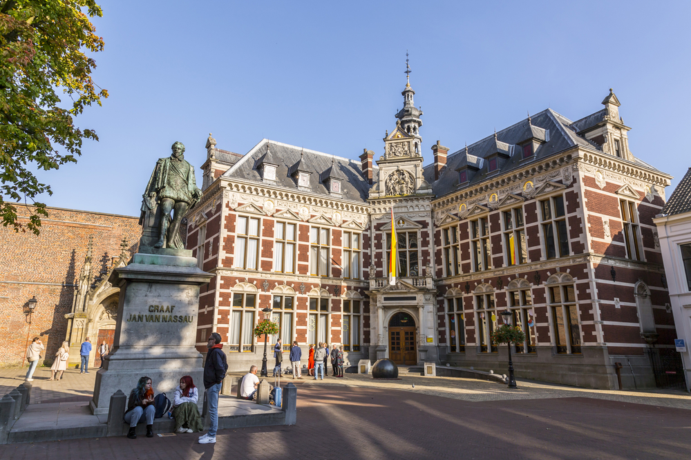 photo-of-dutch-statue-utrecht