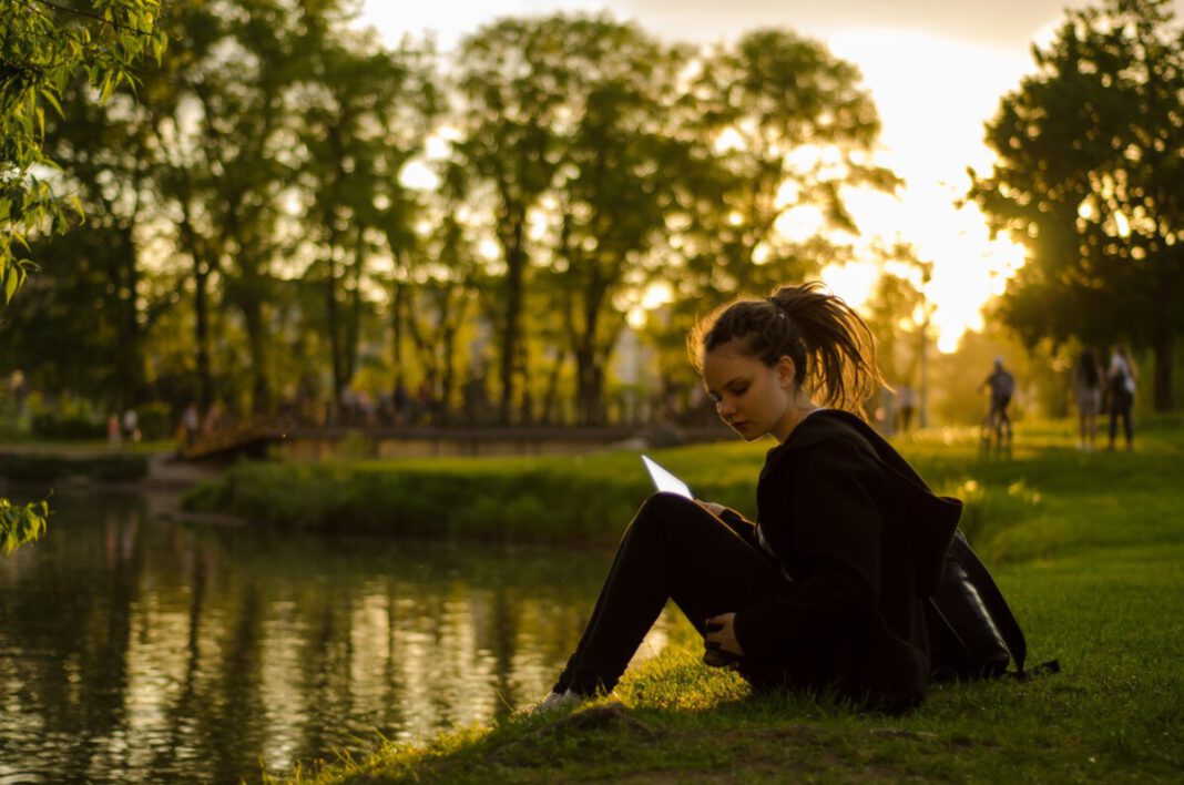 girl-sitting-park