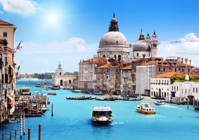 photo-of-venice-bright-blue-canals-boats-traditional-buildings-sunny-sky