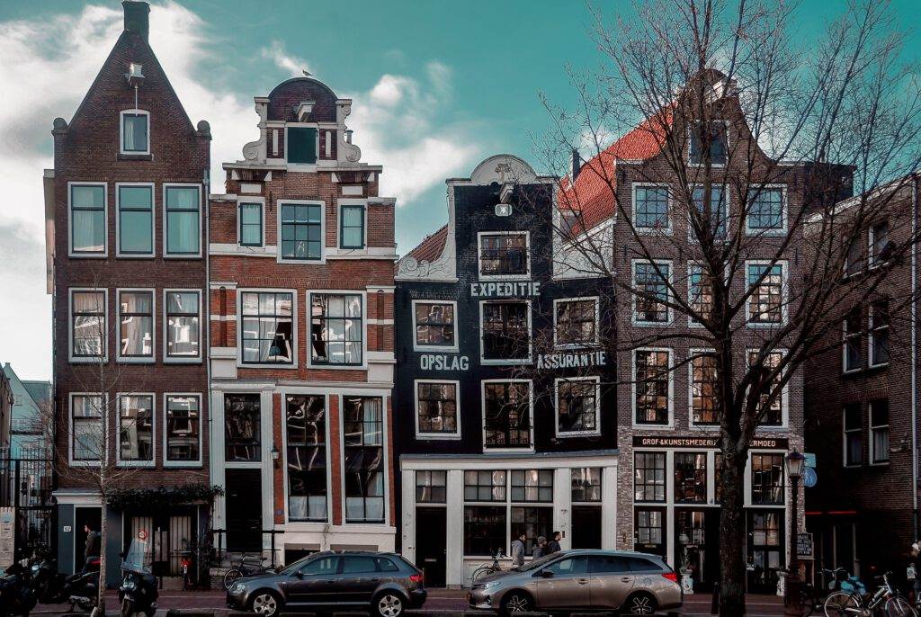 Houses-in-Amsterdam-with-no-curtians