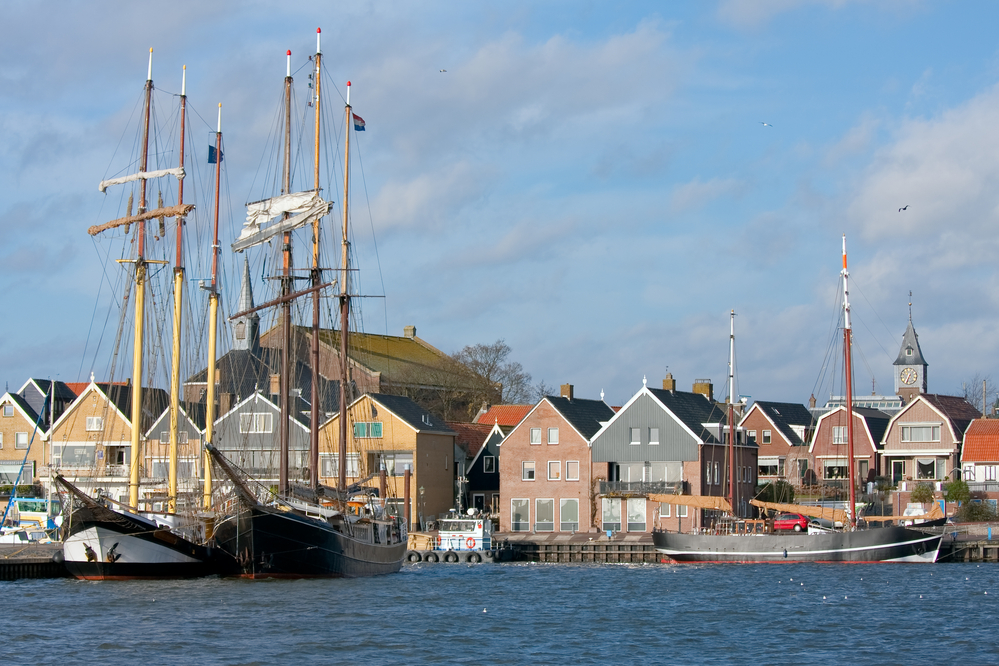 view-of-dutch-town-urk-seafront-fishing-boats-and-houses-clear-skies