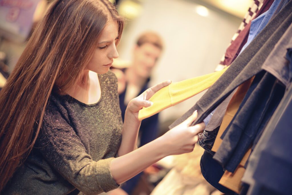 girl-vintage-shopping