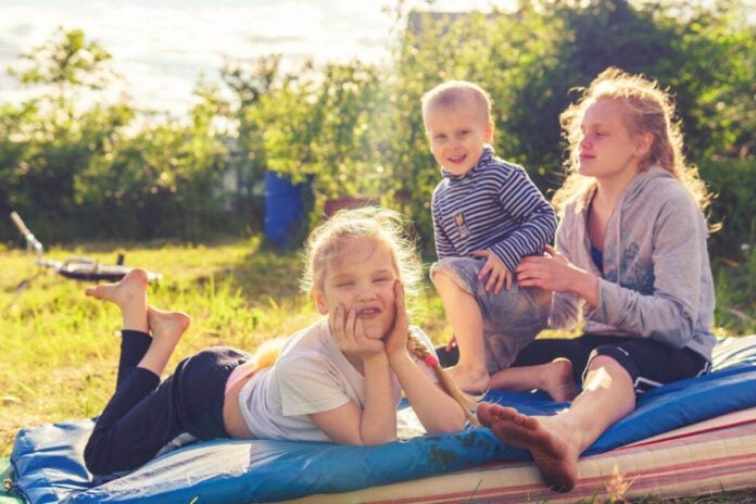 Dutch-children-enjoying-the-sun-in-a-park
