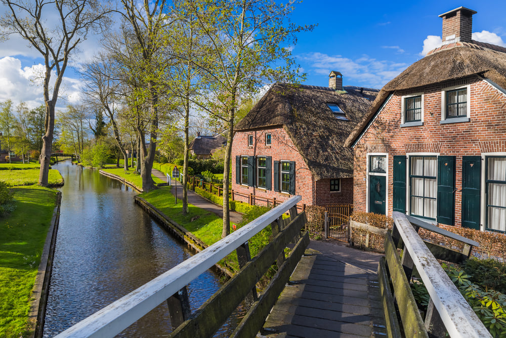 walking-path-in-giethoorn-overlooking-a-canal-and-a-row-of-houses