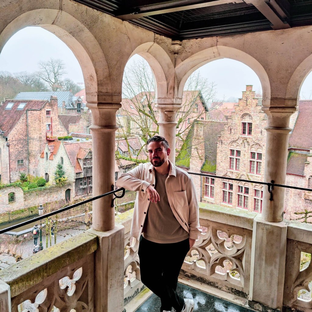 photo-abuzer-standing-on-balcony-of-gruuthusemuseum-with-view-of-bruges