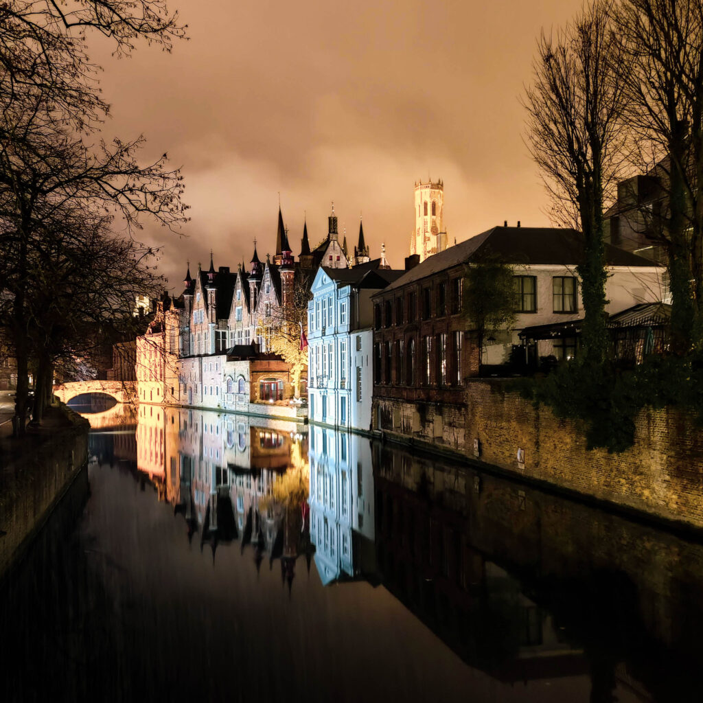 photo-historic-buildings-lit-up-by-wintery-lights-bruges