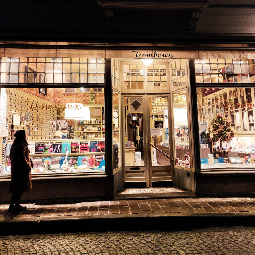 photo-woman-standing-outside-cute-store-in-bruges