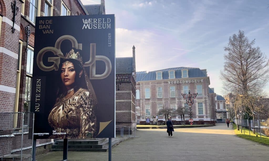 artwork-showing-goldminers-at-work-at-wereldmusem-leiden-enchanted-by-gold