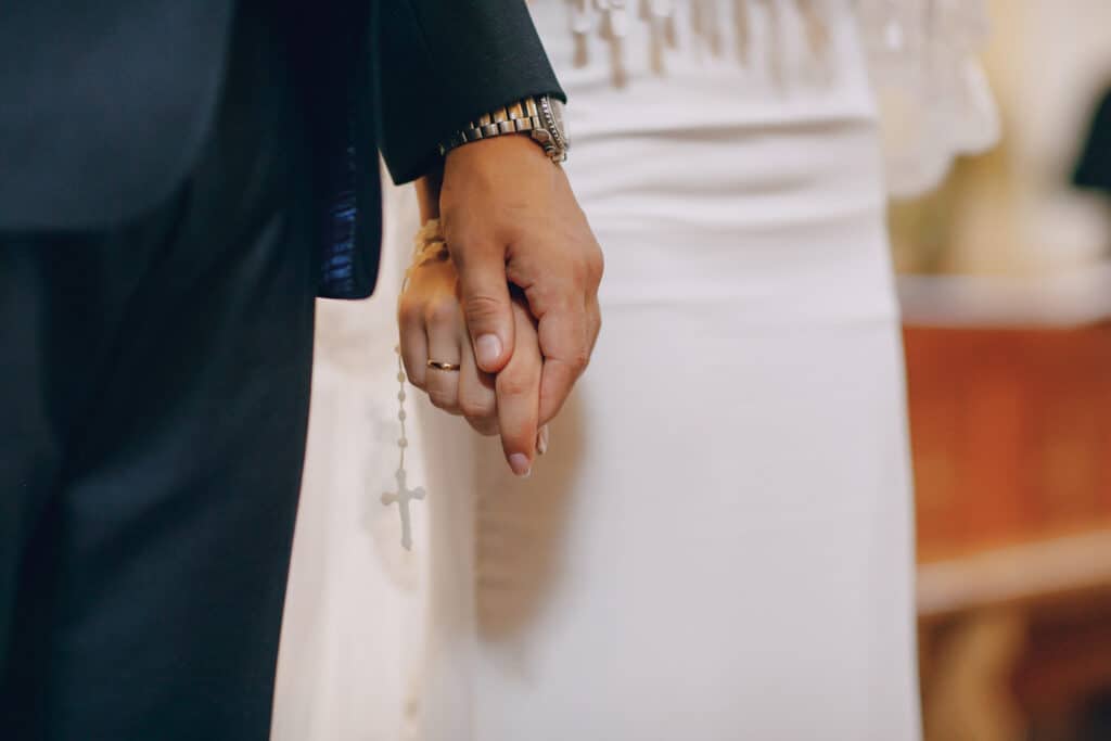 photo-of-man-and-woman-holding-hands-in-church-during-religious-wedding-ceremony-in-the-Netherlands 