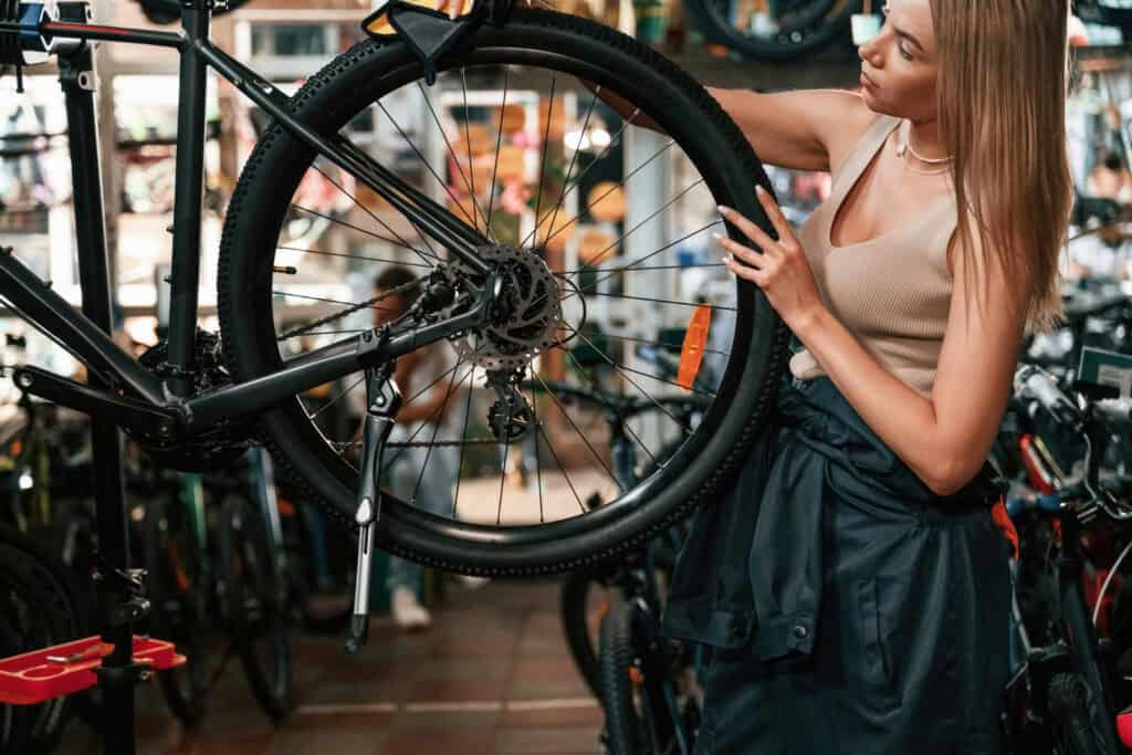foto de mulher olhando para uma bicicleta em uma loja de bicicletas na Holanda enquanto comprava uma bicicleta