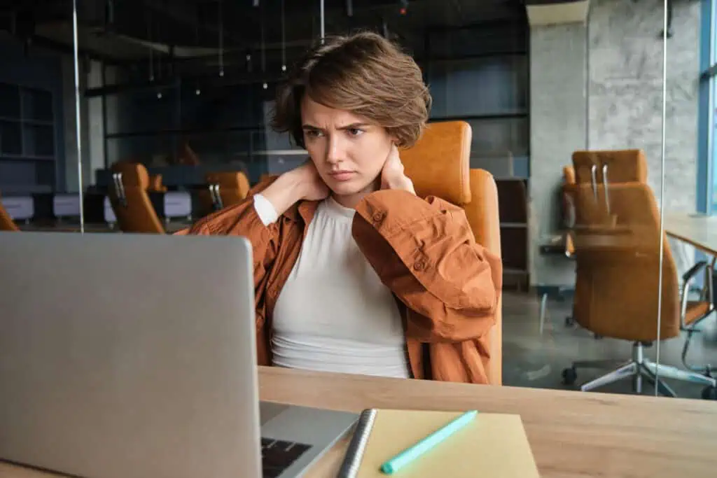 photo-of-woman-sitting-at-desk-looking-stressed-after-finding-out-her-Dutch-job-is-restructuring