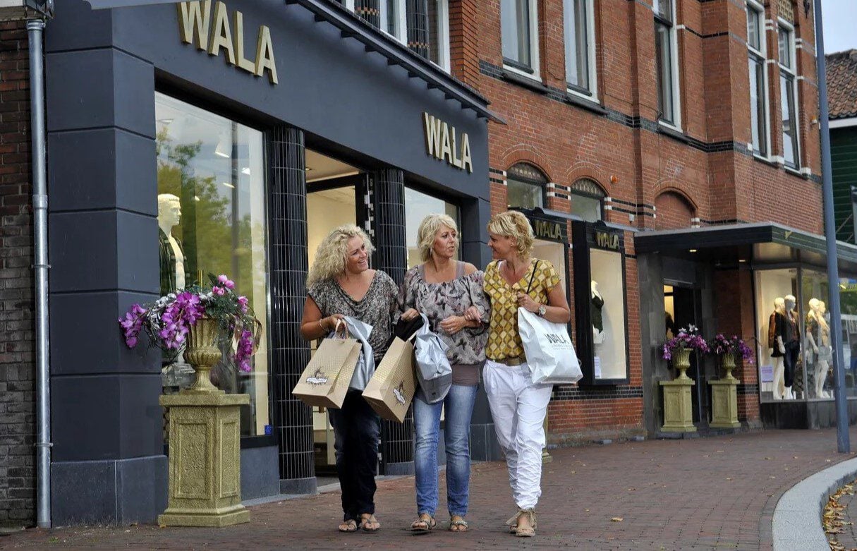 photo-of-three-women-shopping-in-the-zaan-curve