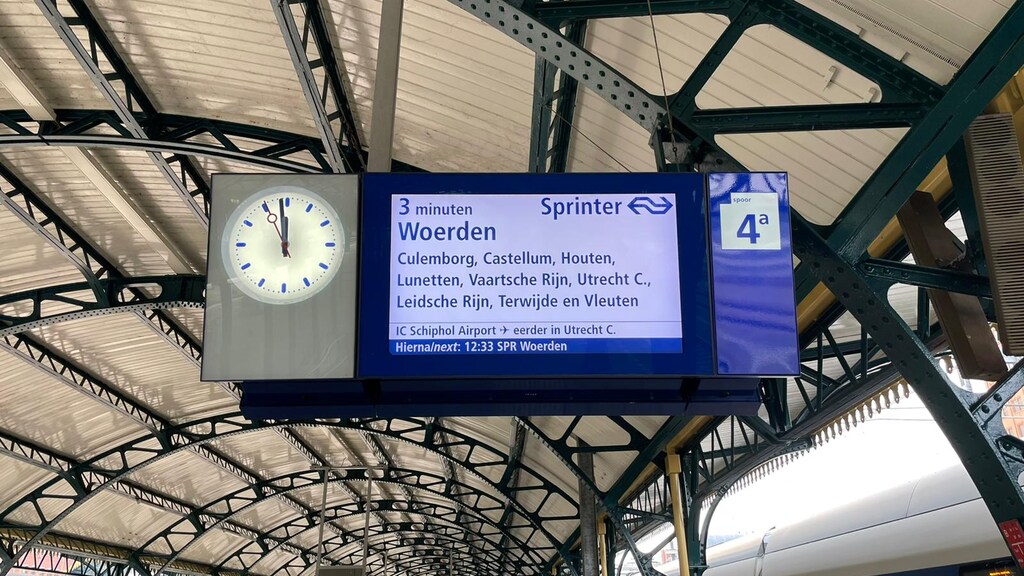 photo-of-new-sign-at-train-station-showing-three-minutes-left