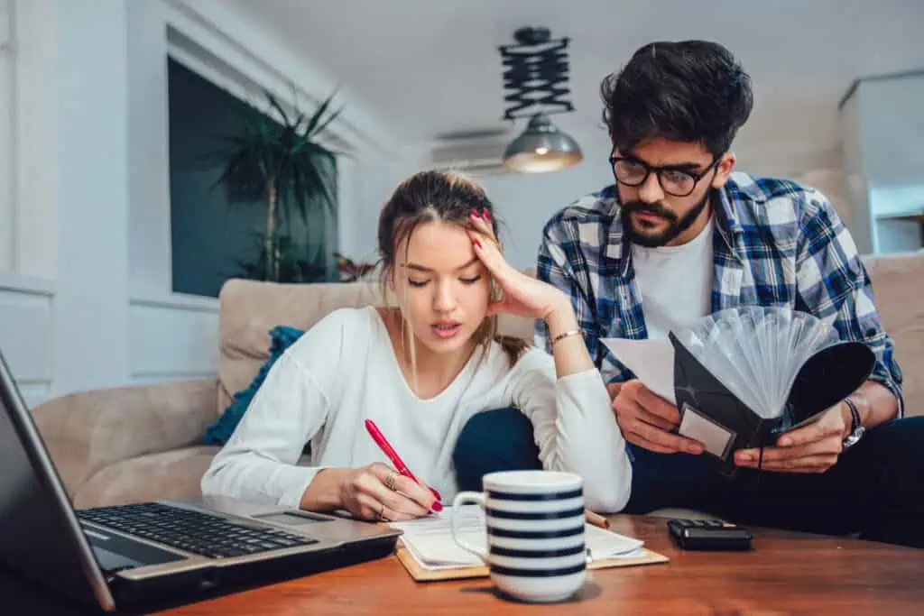 woman-and-man-paying-taxes-in-the-netherlands