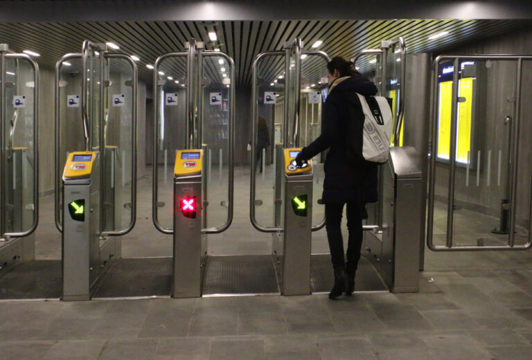 You can soon check in for the train with your bank card (but the new OV card is delayed)