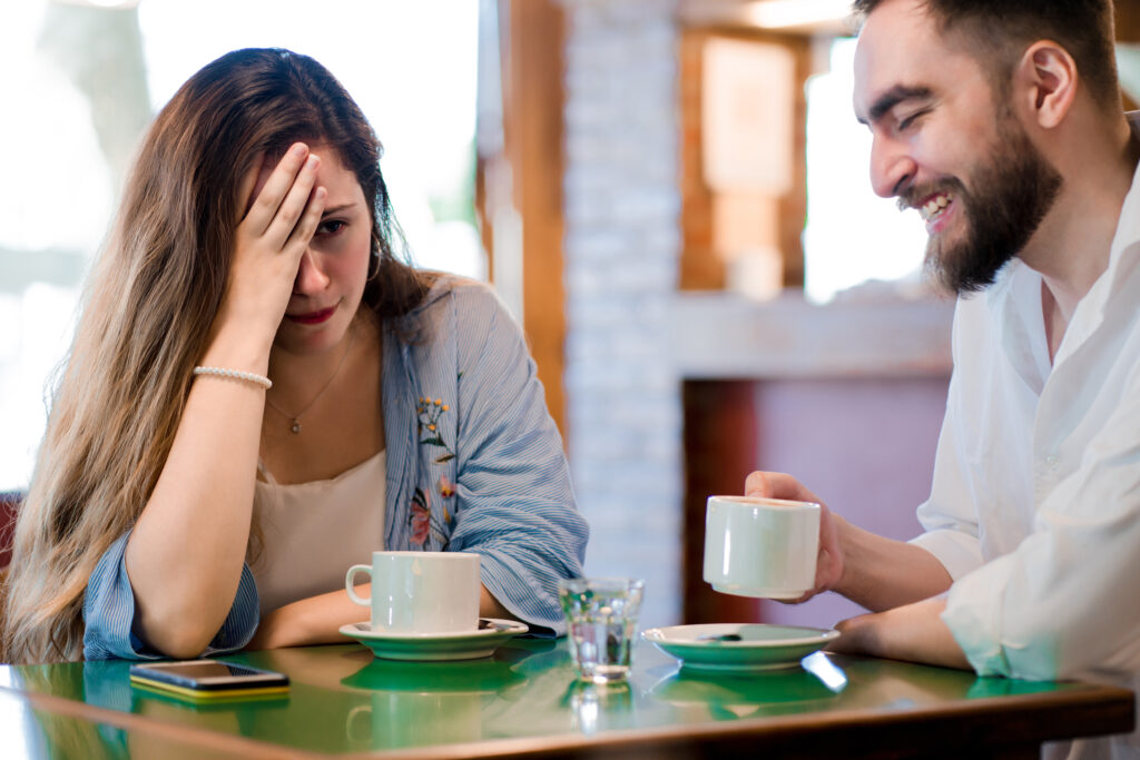 woman-getting-annoyed-on-date-with-a-man-at-cafe