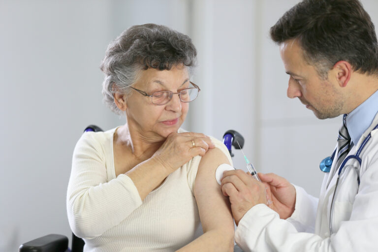Health Council advises booster shots for those over 60 and in care institutions