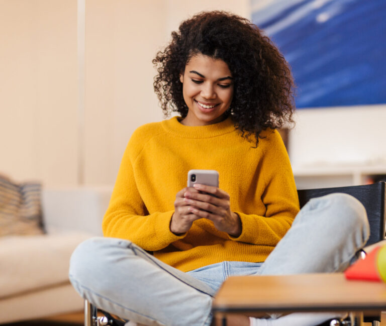 image-of-woman-in-the-netherlands-using-cheap-lebara-prepaid-SIM-on-her-smartphone