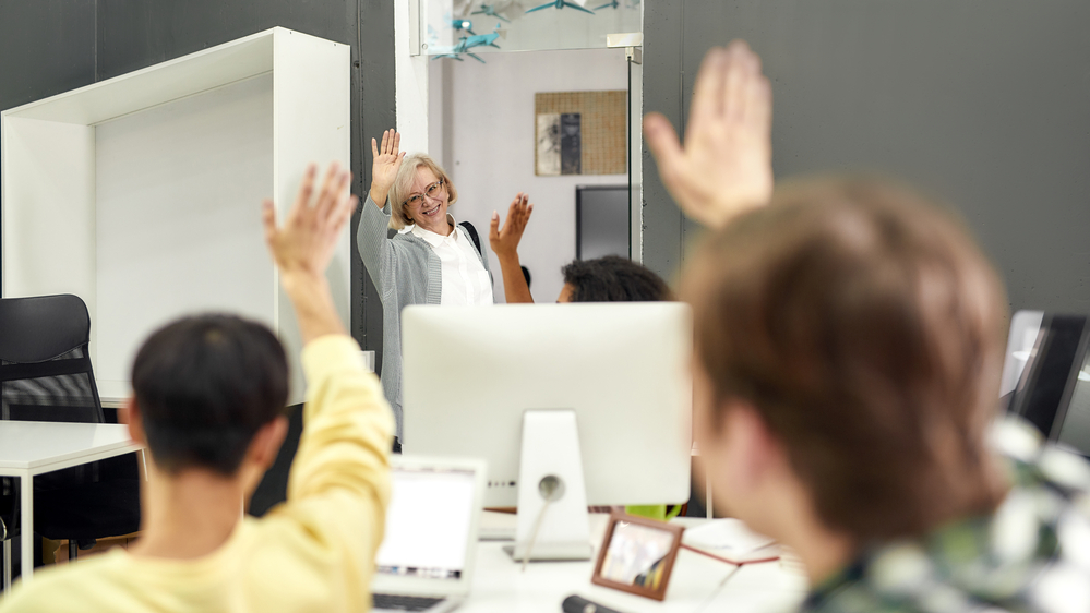 woman-leaving-office-during-notice-period