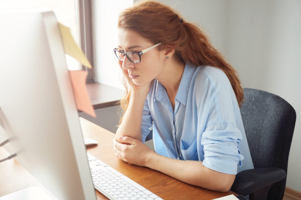 woman-looking-for-a-home-online-before-moving-to-the-netherlands