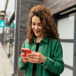 mulher enviando mensagens de texto para amigos com plano de dados pré-pago na Holanda