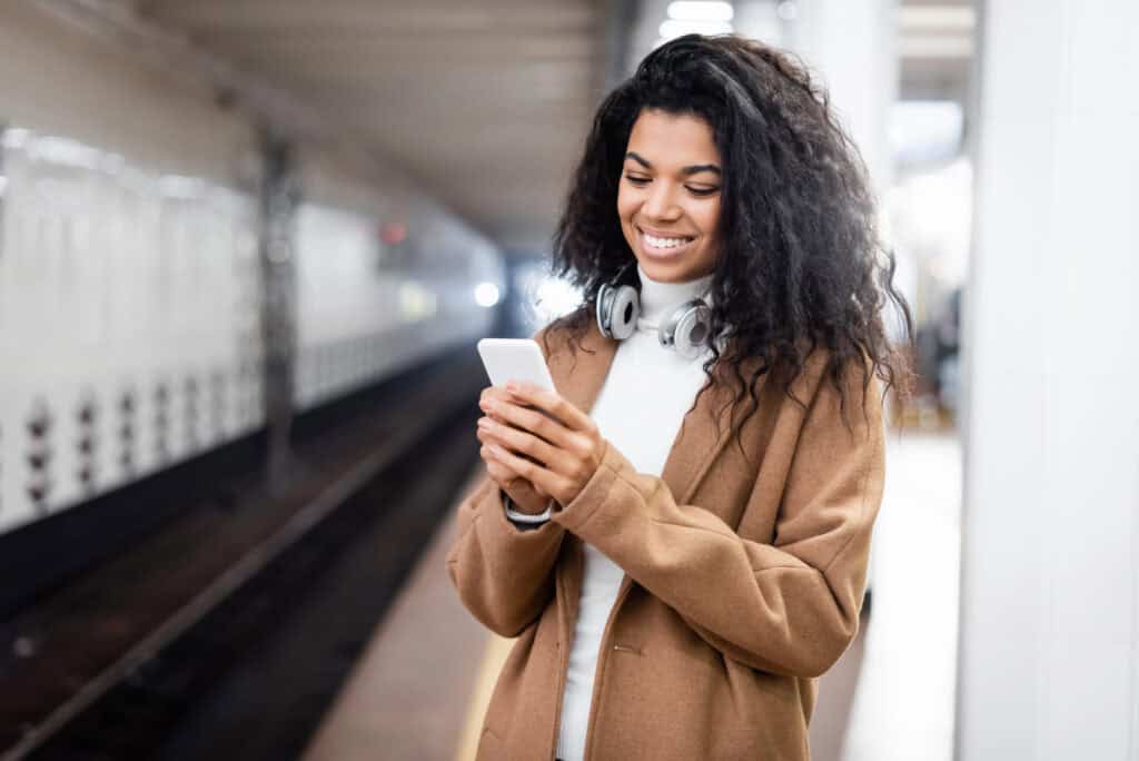 mulher-usando-airwallex-on-the-go-para-gerenciar-suas-finanças