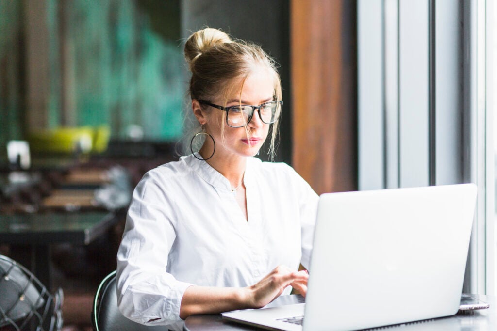 photo-of-woman-using-laptop-to-apply-for-dutch-residence-permit online-on-ind-homepage