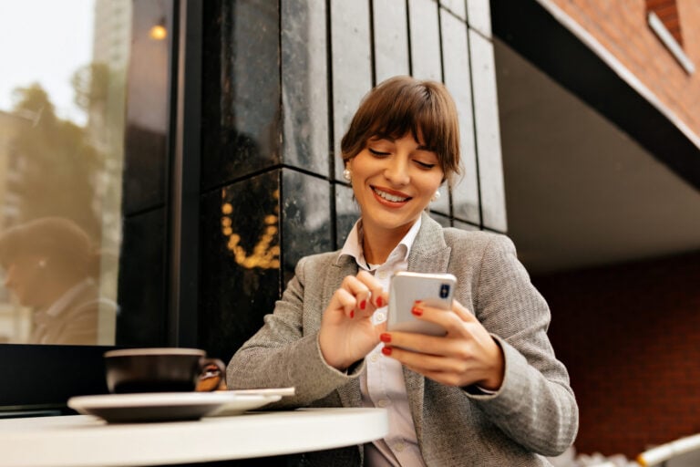 woman-using-smartphone-with-LEBARA-plan-in-the-netherlands