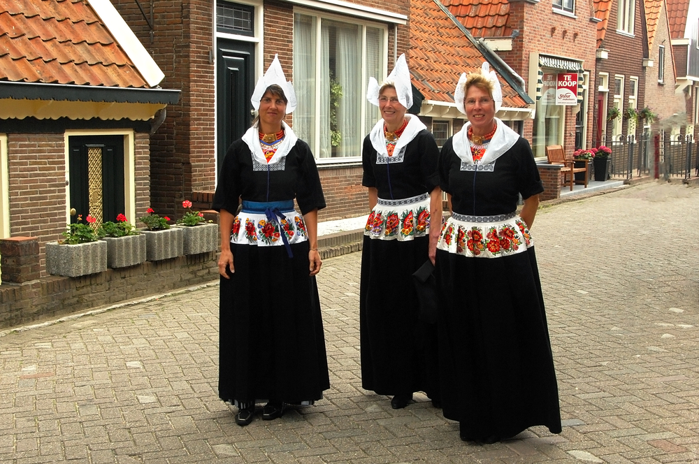 women-volendam-dutch-clothing