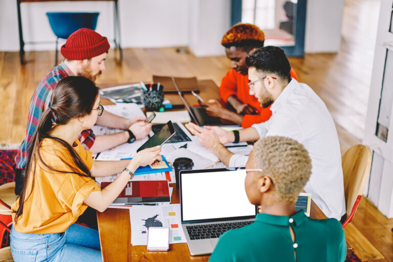 photo-young-professionals-in-meeting-with-lots-of-devices-requiring-fast-internet-speed-netherlands