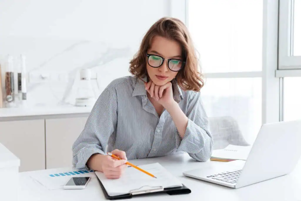 female-freelancer-making-her-invoices