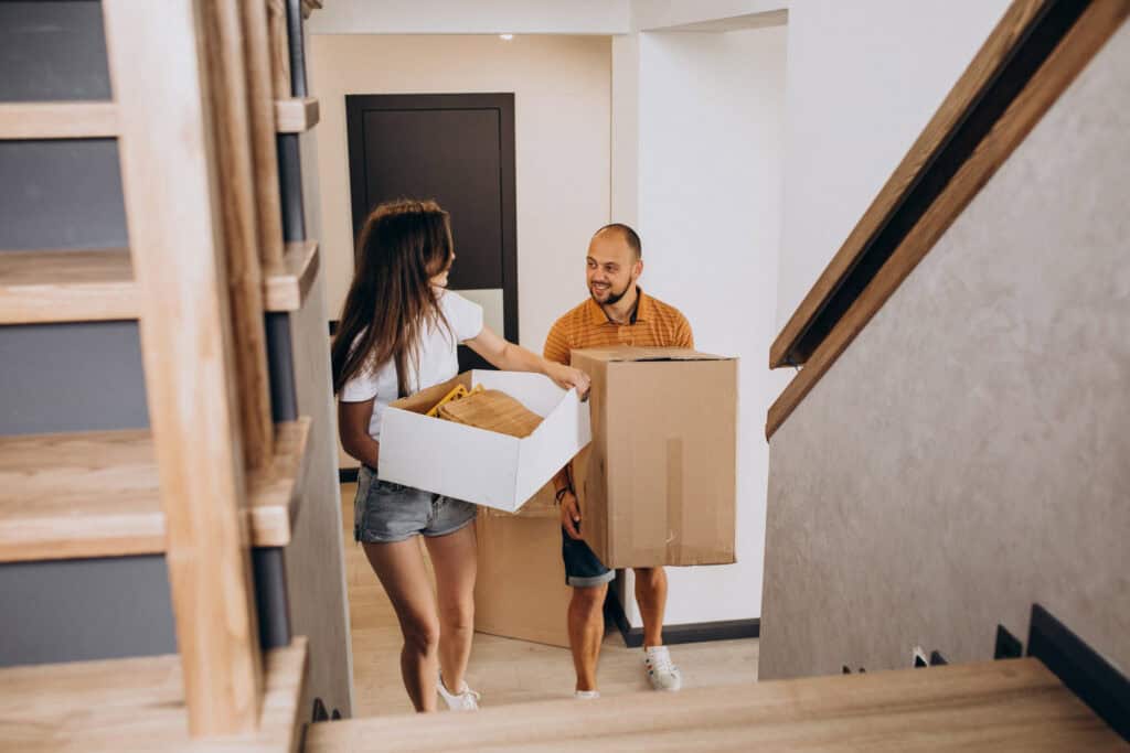 young-couple-moving-into-their-new-flat-with-huurtoeslag