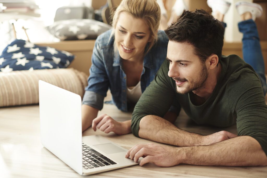 young-couple-using-laptop-to-switch-utility-providers-in-the-netherlands