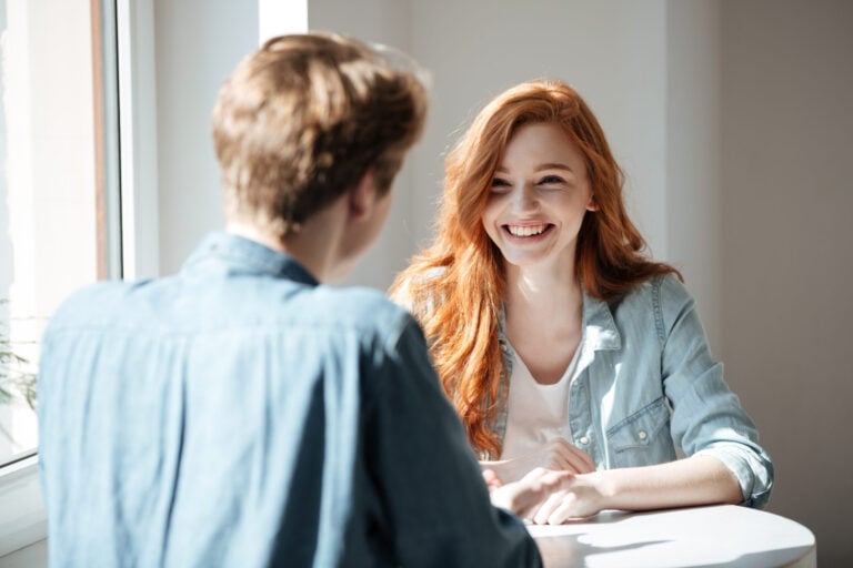 young-woman-confidently-speaking-dutch-at-cafe-after-dutch-brainwash-course