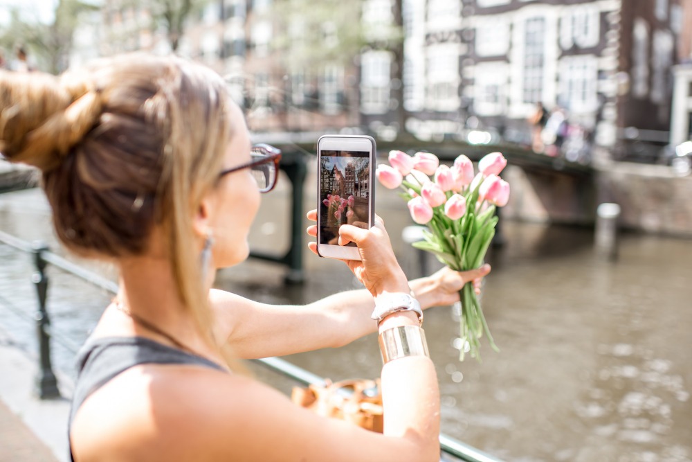 international-taking-photo-of-tulips-with-their-mobile-using-an-esim-in-the-netherlands