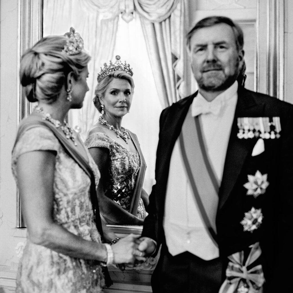 black-and-white-photo-of-dutch-king-and-queen-in-mirror-10th-anniversary-of-king-reign
